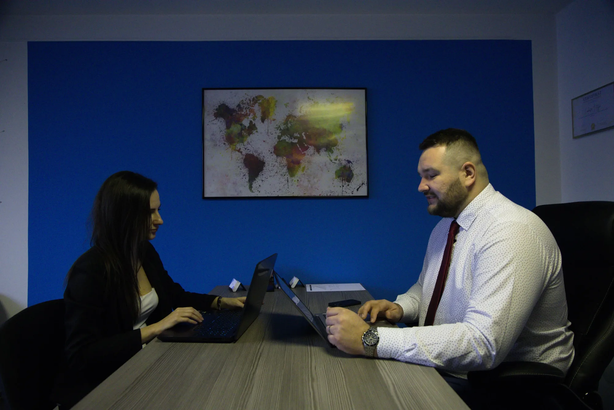 Dva lidé procházejí u stolu finanční přehled